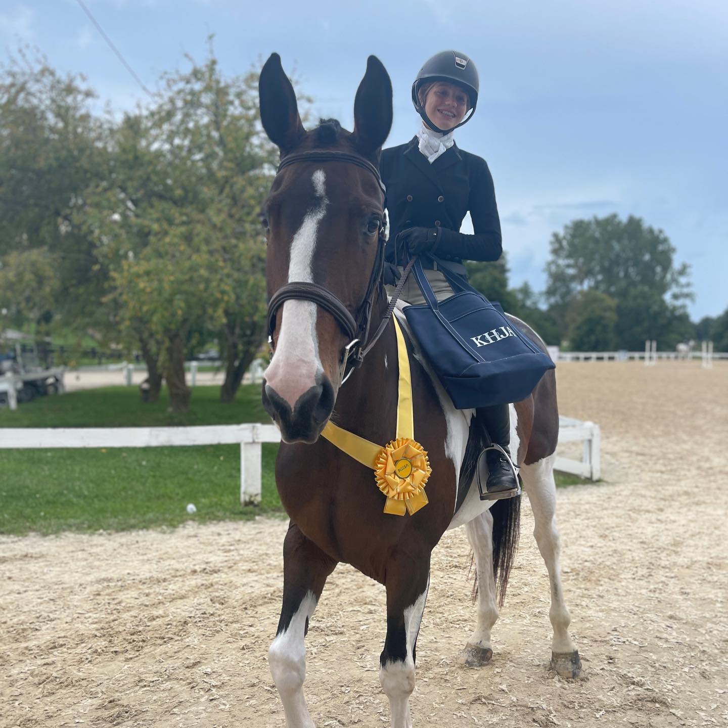 Rylee on SiSi wearing the yellow KHJA champion sash.
