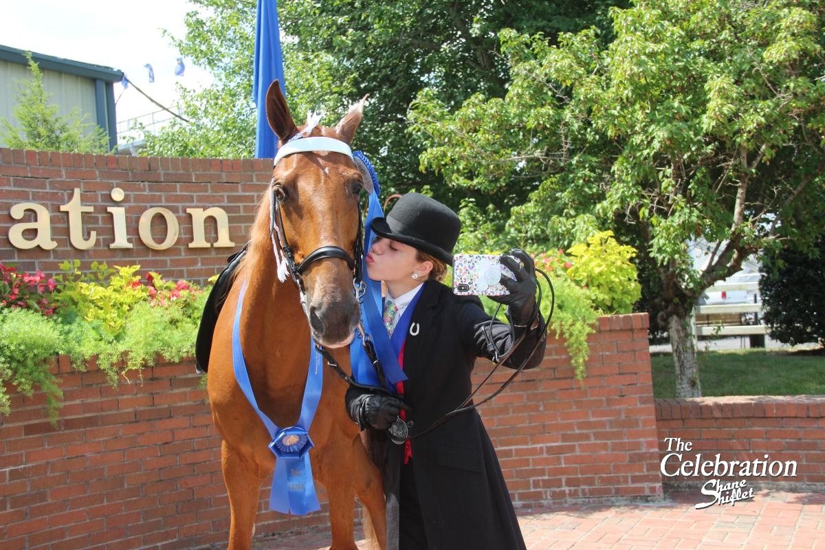 Rylee kissing her chestnut while taking a ribbon selfie at the 2019 Celebration. Photo: Shane Shiflet Photography.